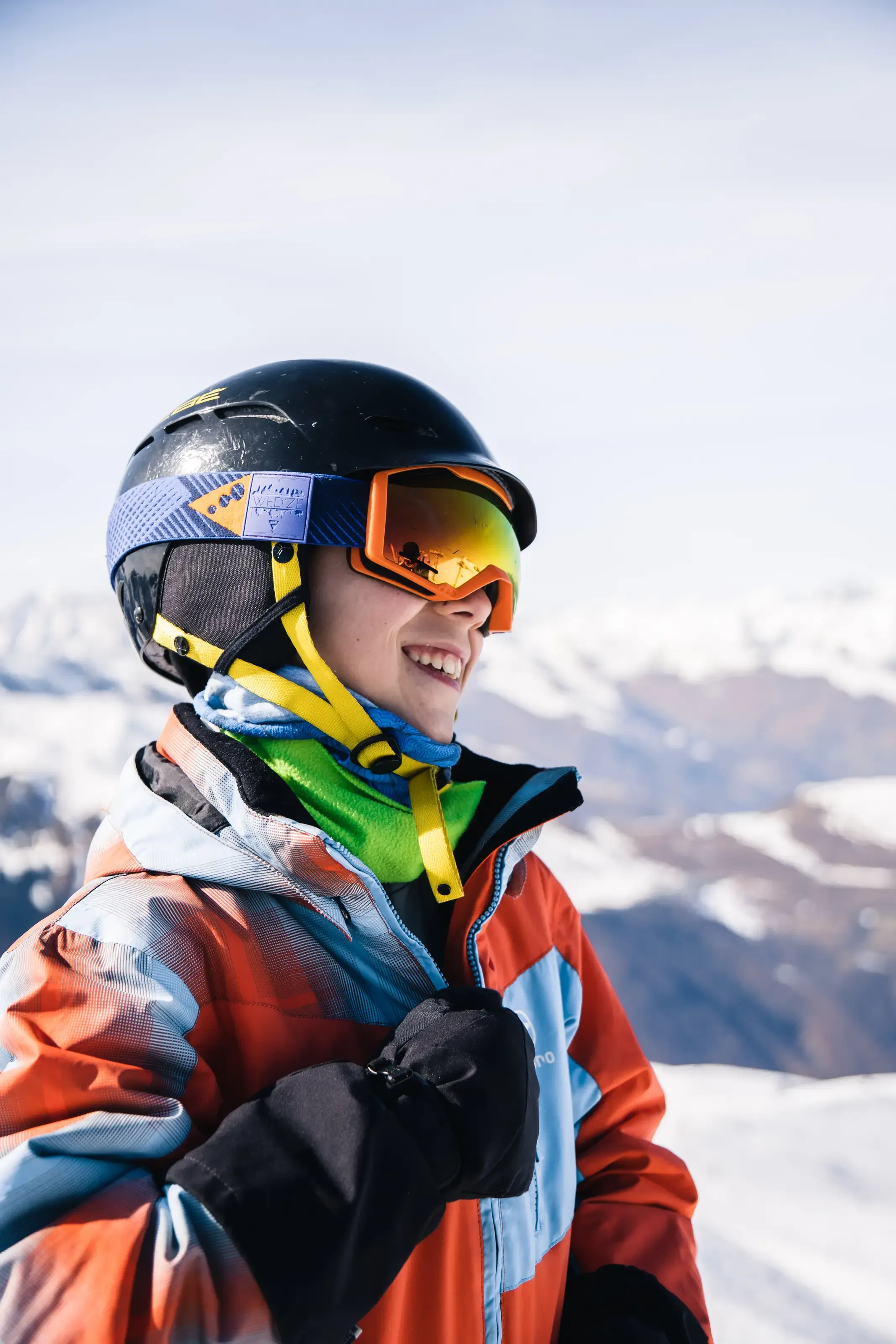 enfant souriant à la montagne